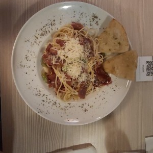 Pasta con prosciutto y aceite de trufas