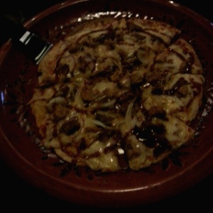 Pizza con costillas BBQ