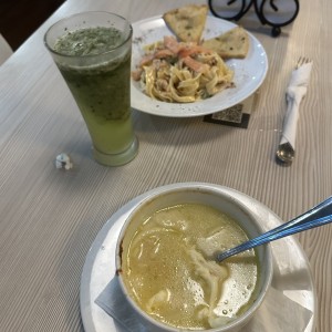 Sopa de cebolla y pasta de salmon 