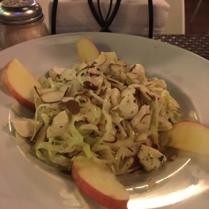 ensalada de manzana con almendras dulces. 