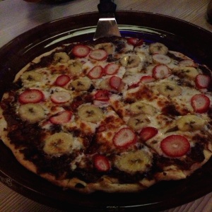 Pizza de nutella con fresas y banana