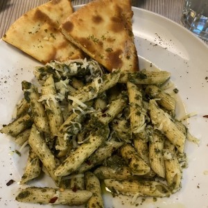 Pasta con pesto y albahaca