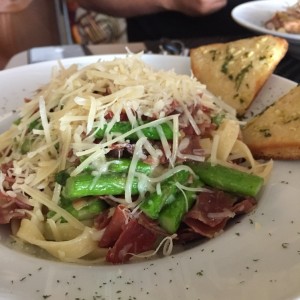 Pasta de trufas, prosciuto y esparragos