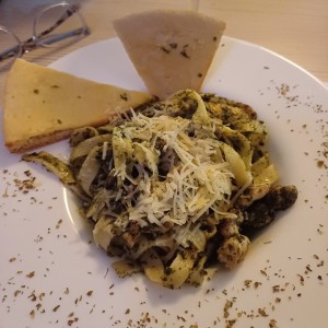 Pastas - Pesto de albahaca en Fetuccini