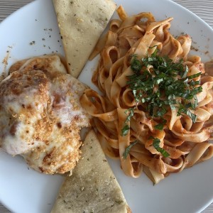 Fetuchini en con pollo gratinado 