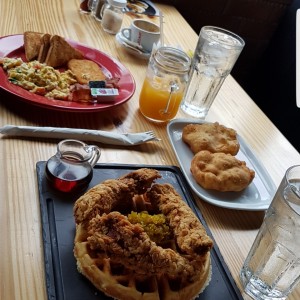 Waffle con pollo, hojaldras, huevos revueltos