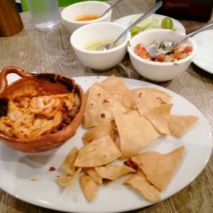 queso fundido con chorizo