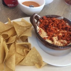 queso fundido con chorizo