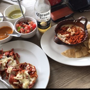 Volcans al Pastor + Queso fundido con Chorizo