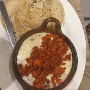 Queso fundido con chorizo