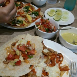 tacos al pastor con queso y tarascos, disfrute todo