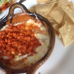 queso fundido con chorizo