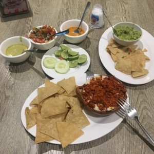 queso fundido y guacamole 