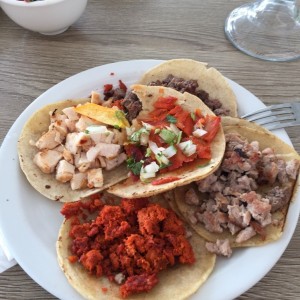 tacos al pastor, chorizo, pollo y res.