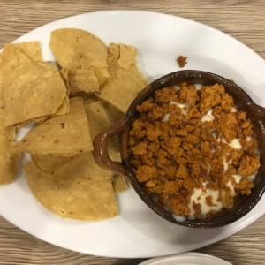 Queso fundido con chorizo y totopos