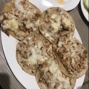 tacos de pollo con queso fundido