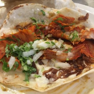 tacos de pastor con queso en tortilla de harina