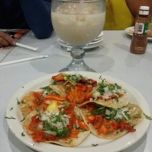 tacos al pastor y agua de horchata