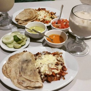 Tacos con carne al pastor y Horchata