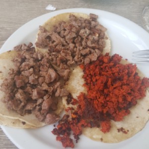 Tacos de filete y de chorizo en tortilla de maiz