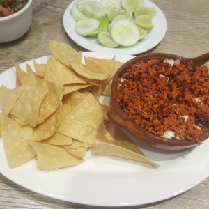 queso fundido con chorizo