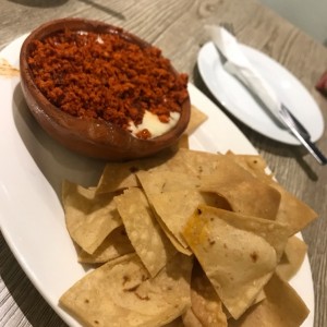 queso fundido con chorizo 