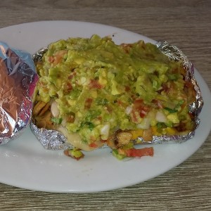 papa con cuacamole, hongos y tortilla de harina