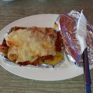 papa con queso, chorizo y tortilla de harina