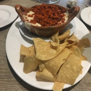 Queso fundido con chorizo