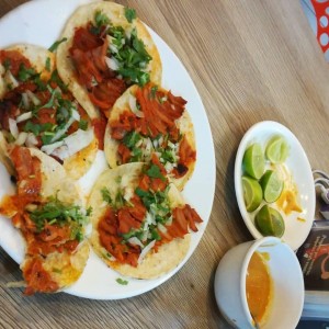 tacos al pastor con tortilla de maiz