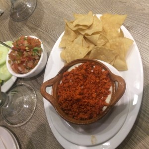 queso fundido con chorizo 