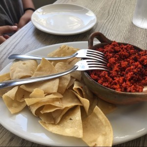 queso fundido con chorizo