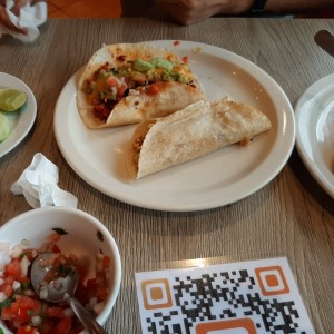 Tacos de chorizo en tortilla de harina 