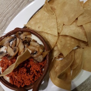 queso fundido con chorizo