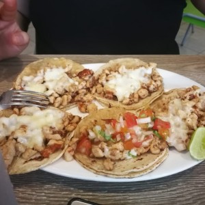 Tacos dorados de pollo