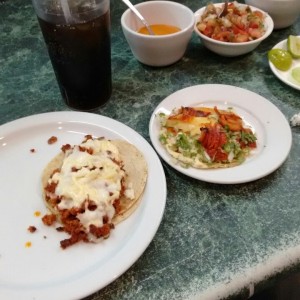 tacos de maiz con chorizo y queso, y al pastor y queso