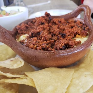 Queso fundido con chorizo