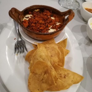 Queso fundido con chorizo