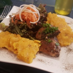 pollo asado, con patacones y ensalada primavera