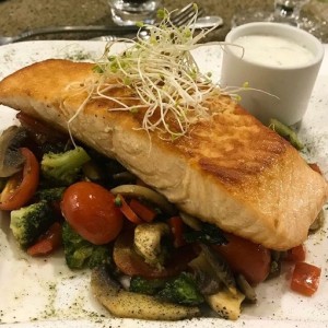 Filete de salmon con vegetales salteados