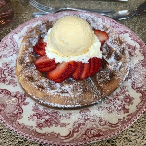 waffle con fresas y chocolate