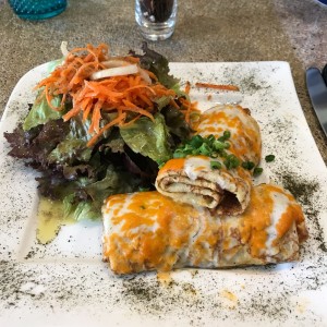 Crepe de pollo y ensalada