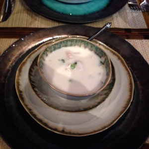 Sopa de pollo con leche de coco