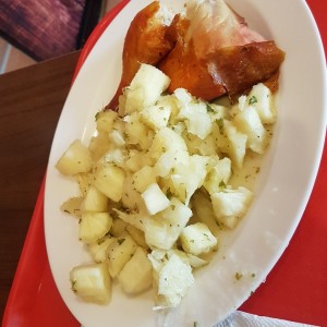 Pollo asado con yuca al mojo