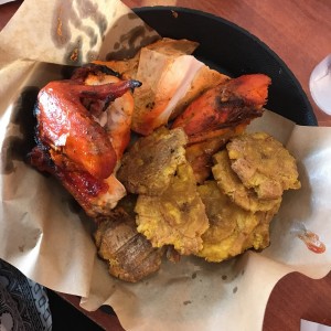 pollo asado con patacones.