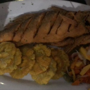 Corvina con patacones 