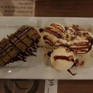 brownie de matcha con helado 