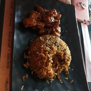 Yakimeshi de pollo