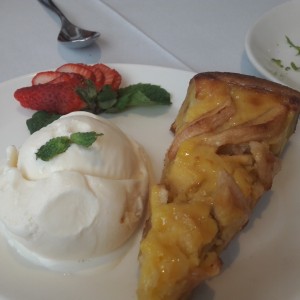 pie de manzana con helado de vainilla