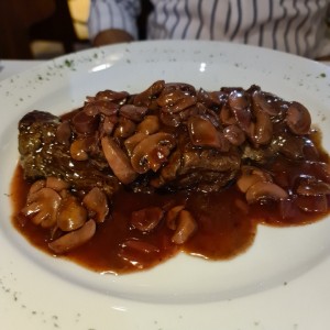 Filete en Salsa de Vino y Hongos